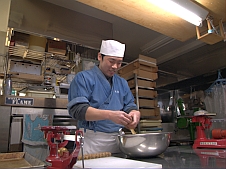 奥の調理場で柳瀬さんが和菓子つくってます