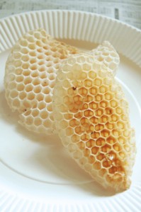 蜜蜂から分泌され、蜜蜂の巣の主成分をなす蝋（ロウ）。これを加熱精製したものが蜜蝋です。